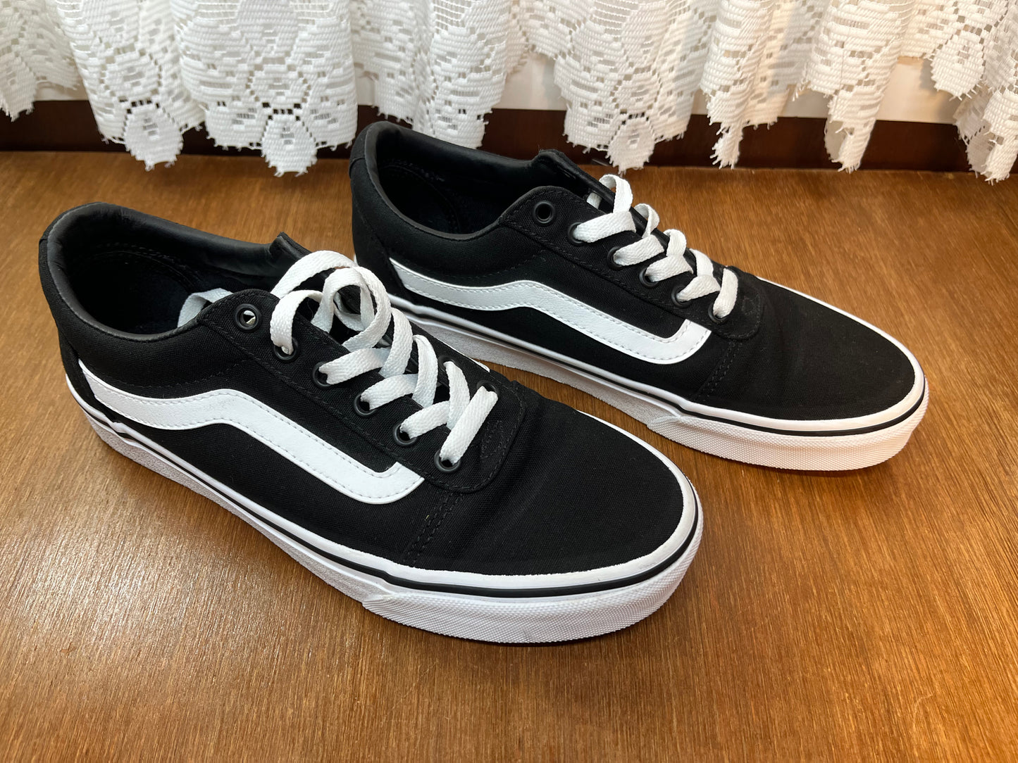 Women’s Ward Black & White Vans