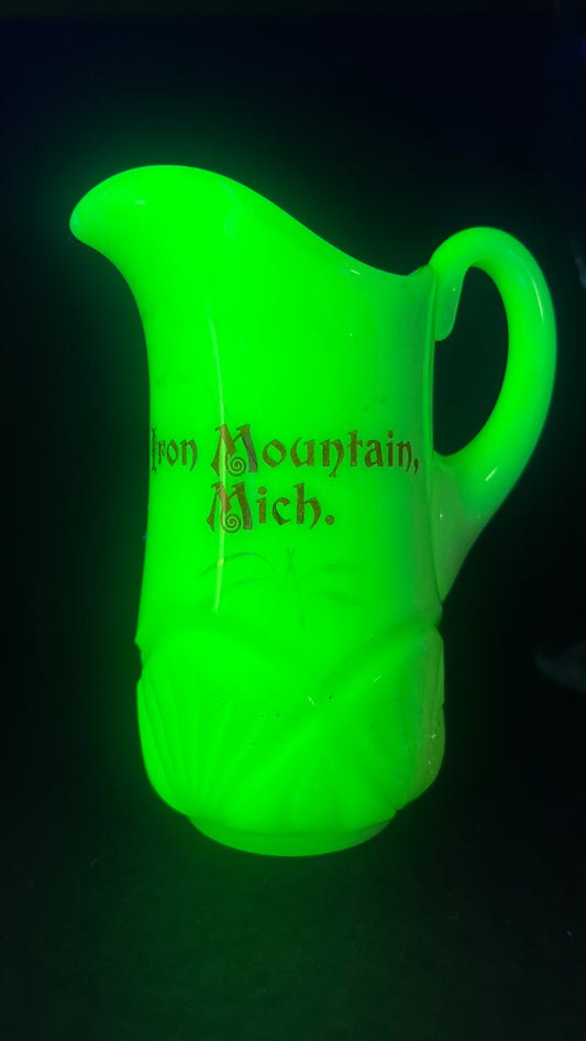 Vintage Heisey Iron Mountain Michigan Pineapple Souvenir Uranium Glass