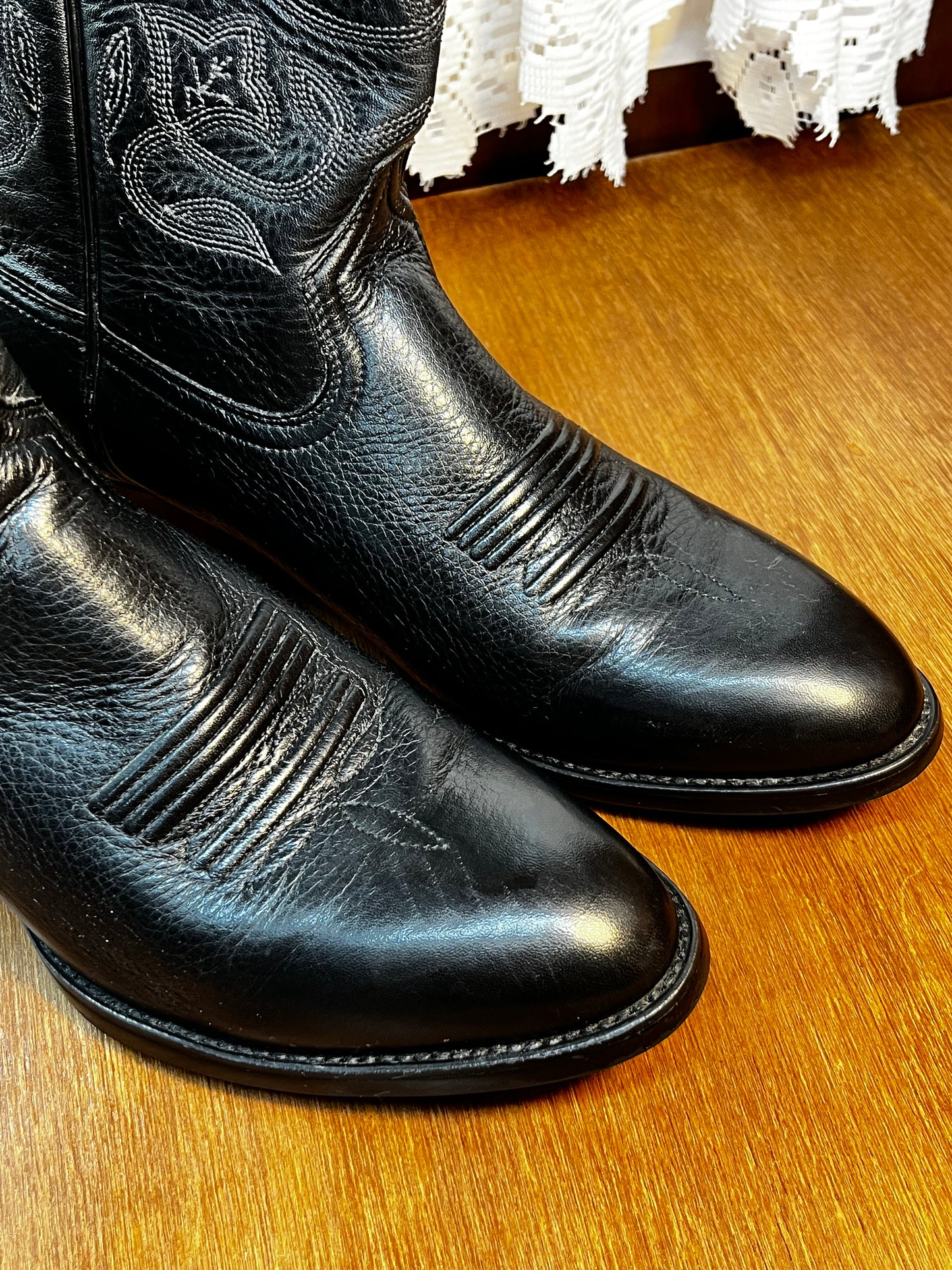 Vintage Black Ariat 9.5 B Cowboy Boots