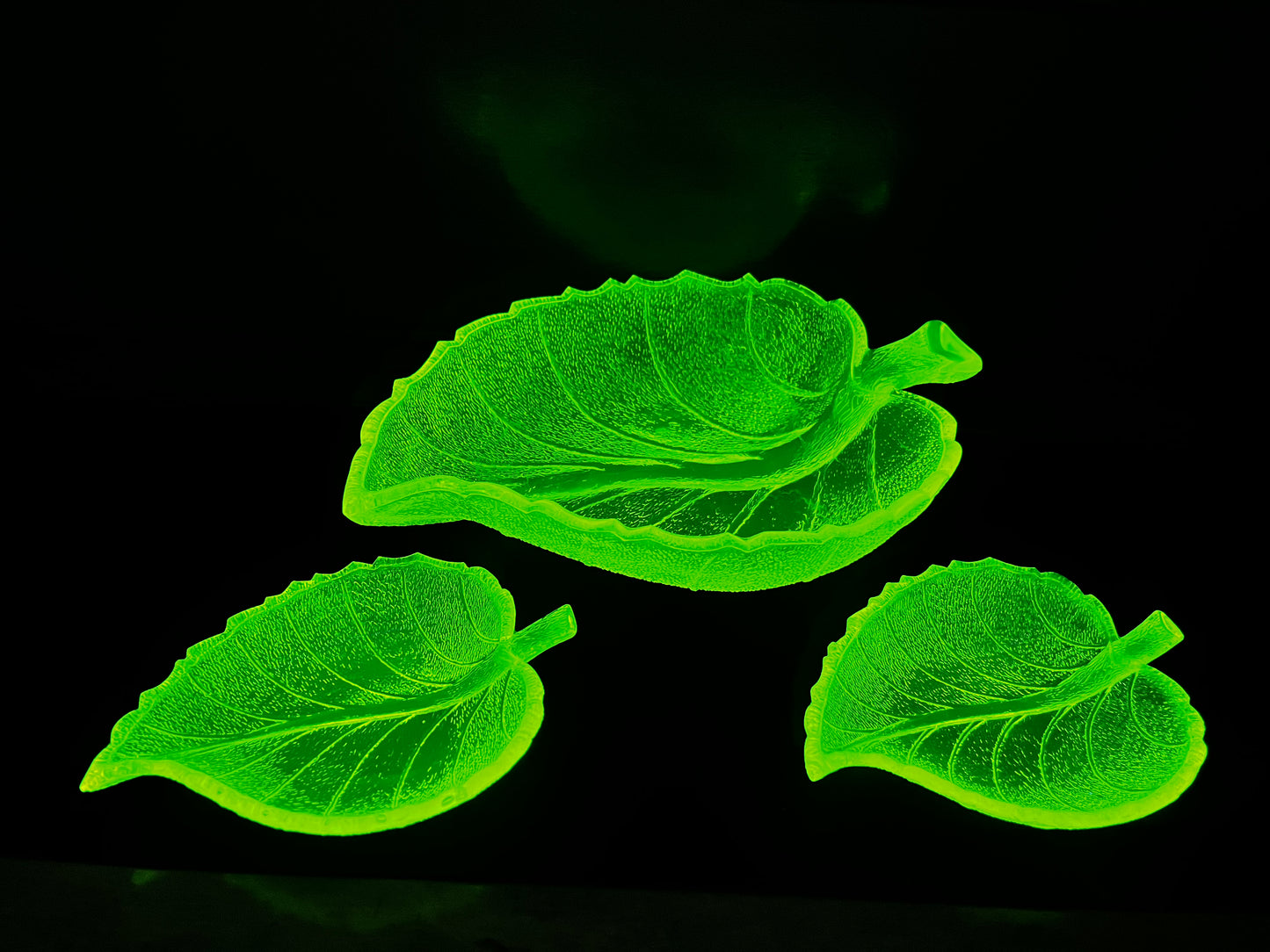 Vintage Set Of 3 Uranium Leaf Glass Dishes