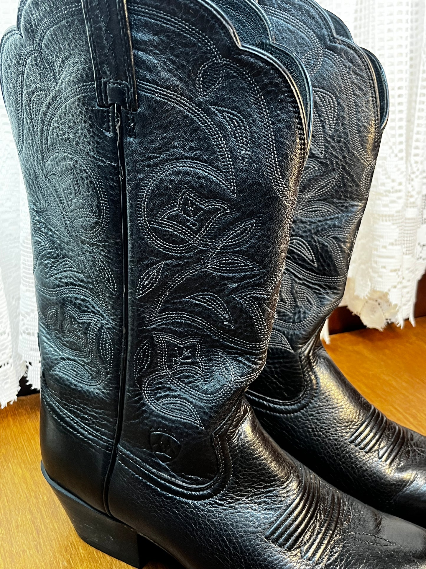 Vintage Black Ariat 9.5 B Cowboy Boots